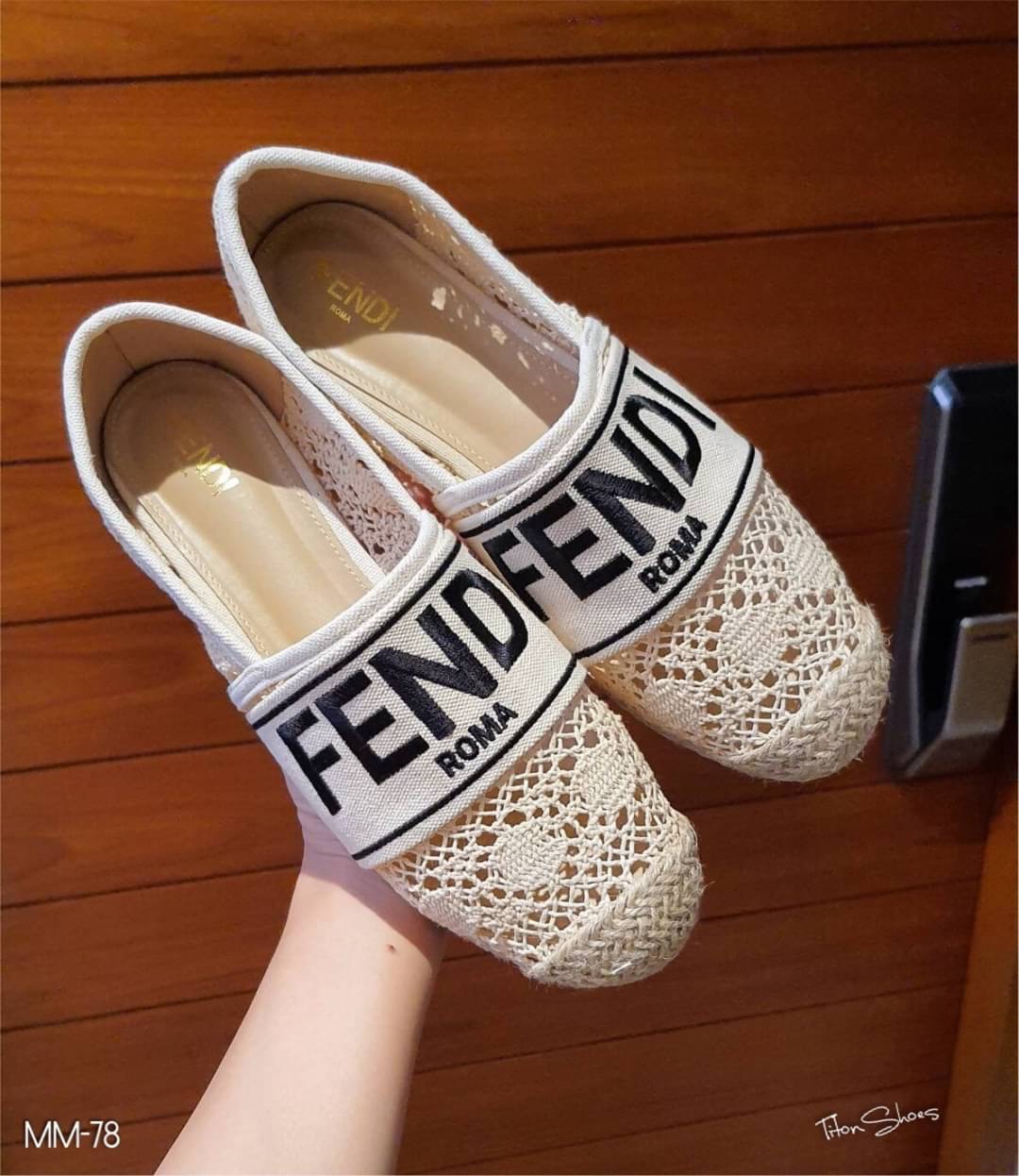 งานเข้าใหม่ เพิ่งมาค่ะ พร้อมส่ง คลอใหม่ สลิปออนงานลูกไม้คาด Fendi Roma น่ารักมากๆ รุ่นนี้ พื้นปั้มแบรนด์