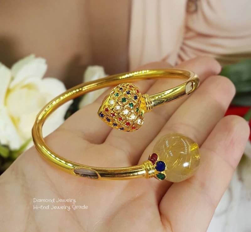 New Arrival !!!!!! กำไลสอดหางช้างอย่างดี ประดับหินไหมทองแท้ขนาด 15cm งานสวยเกรดขึ้นห้างค่ะ มีหางช้างขาวสวยงามมาก งานชุบทอง 5 ไมครอนอย่างดีค่ะ หางช้างและไหมทองเน้นความร่ำรวย เงินทอง ความอุดมสมบูรณ์ในทุกๆสิ่ง ใส่เสริมความเป็นสิริมงคลในชีวิตค่ะ