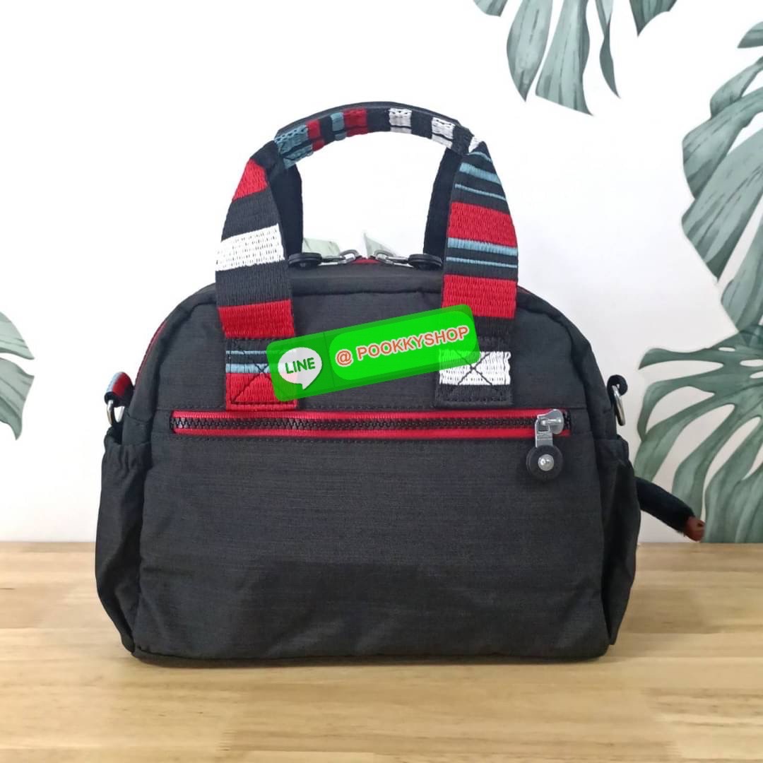 Kipling Dome K1006 Handbag กระเป๋าถือหรือสะพาย วัสดุ Polyester 100% รุ่นใหม่ มีให้เลือกทั้งแบบเรียบ และ ลายน่ารัก มีช่องแยกด้านหน้า 2 ช่อง ช่องหลักโล่งกว้าง พร้อมช่อง pocket แยก 2 ช่อง ใช้งานได้ครบครัน สามารถสตางค์ใบยาวได้ ขนาดกำลังดี จะใช้ทำงาน ไปเรียน ห