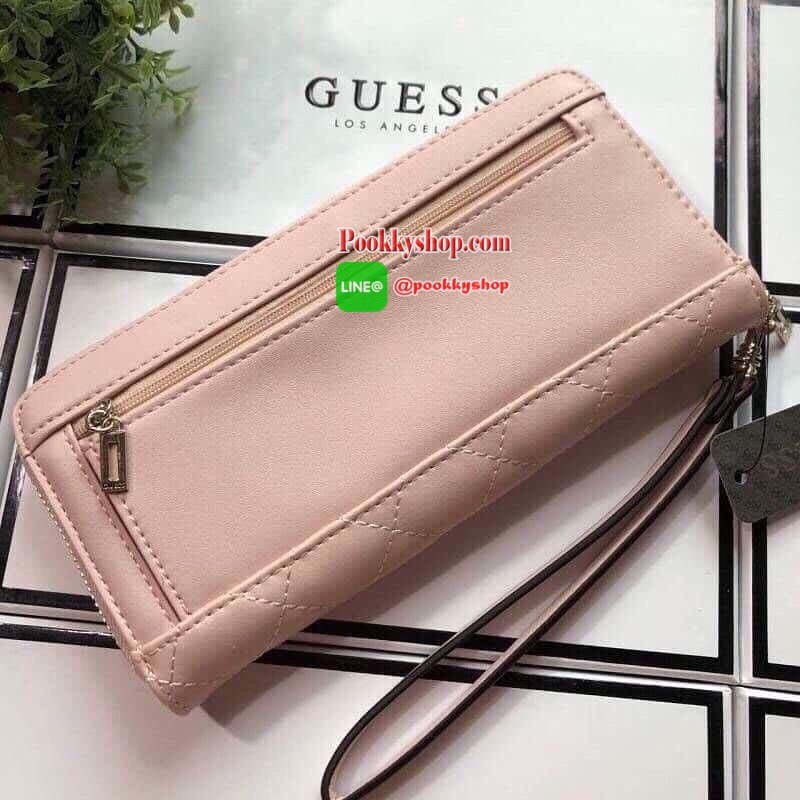 GUESS WOMEN'S 2019 LONG WALLET กระเป๋าสตางค์ใบยาวหนังนิ่มสวยมากค่ะ ตกแต่งด้วยการเย็บลายตารางสวยหรู เปิดปิดด้วยซิปมาพร้อมสายคล้องมือถอดแยกได้ ด้านหน้าประดับโลโก้แบรนด์ ด้านหลังมีช่องซิป หัวซิปแบรนด์ทุกจุด ภายในมีช่องใส่ธนบัตรแบงก์พัน ช่องซิปกลางและช่อ