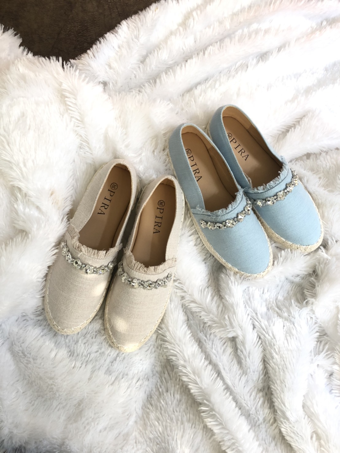 สินค้าขายดี พร้อมส่งคะ รองเท้าslip on ผ้ายีนส์ งานเกร๋เรียบหรูดูแพง ตัวนี้ห้ามพลาด ใส่สบายจะแมตช์กับกางเกง👖หรือกระโปรง👗ก็ได้ค่ะ แม่ค้าคอนเฟริม ห้ามพลาดเลยจ้าตัวนี้แนะนำ อย่าช้ารีบเลย