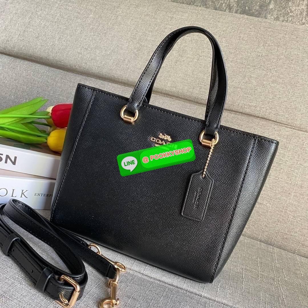Coach Alice Satchel In Signature Canvas ( coach ca224) กระเป๋าสะพายข้าง ดีไซต์จากแบรนด์เรียบหรู สะพายได้ทุกโอกาส วัสดุหนังแท้ หูจับและสายหนังแท้ เปิดปิดด้วยซิป ภายในกระเป๋าช่องโล่ง ใส่ของได้เยอะ มีช่องเล็ก 1 ช่อง ซับในผ้า มีฐานรอง สายถอดได้ สามารถสะพายไหล