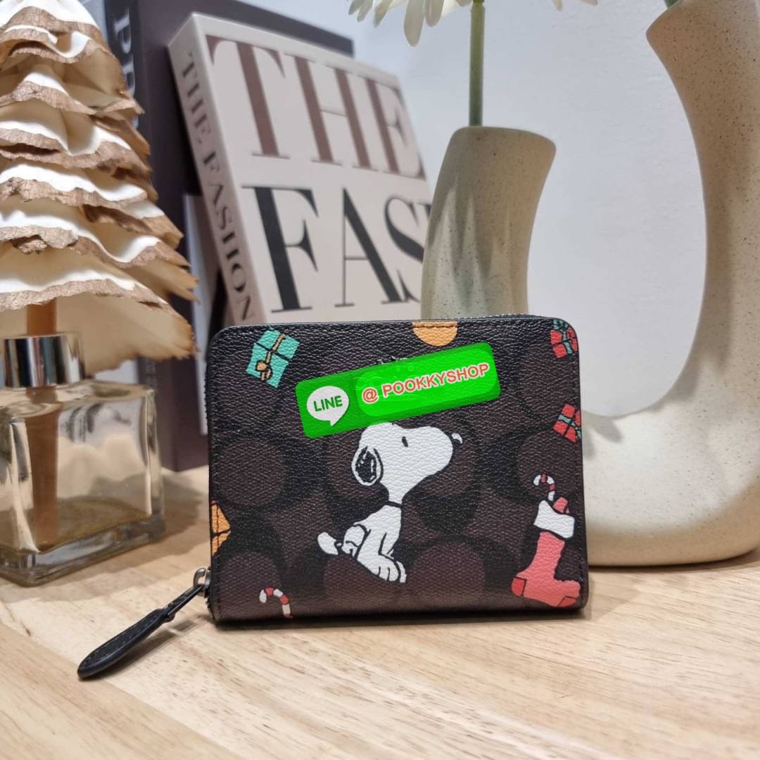 COACH CE708 COACH × PEANUTS SMALL ZIP AROUND WALLET IN SIGNATURE CANVAS WITH SNOOPY PRESENTS PRINT น้องใหม่เกินเบอร์กว่าเดิม กับกระเป๋าสตางค์ใบสั้น คอลใหม่จากเหล่าการ์ตูนสุดรัก ขนาดพกพาสะดวก ฟังก์ชั่นการใช้งานหลากหลาย ไม่ว่าจะช่องใส่บัตร ช่องใส่ธนบัตรที่ส