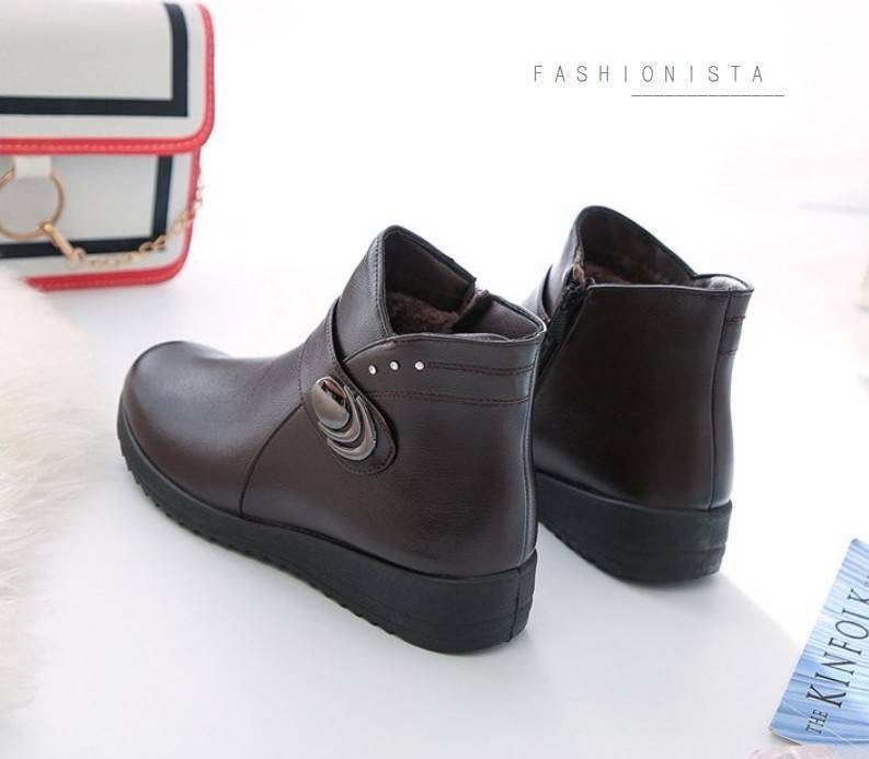 สินค้ามาใหม่พร้อมส่งค่ะ!! Item นุ่มๆอุ่นสบายถนอมเท้า รองเท้าบู้ทสั้นหุ้มข้อ วัสดุ pu คุณภาพดี เนื้อหนานุ่มมากสวยขึ้นทรง พื้น 3.5 c.m. มีซิปถอดใส่ง่าย เพิ่มดีเทลตกแต่งอะไหล่ด้านข้างสวยเก๋สะดุดตา ภายในรองเท้าบุขนนุ่มมากก พื้นรองเท้าเป็นยางพารายึดเกาะดีเยี่ย