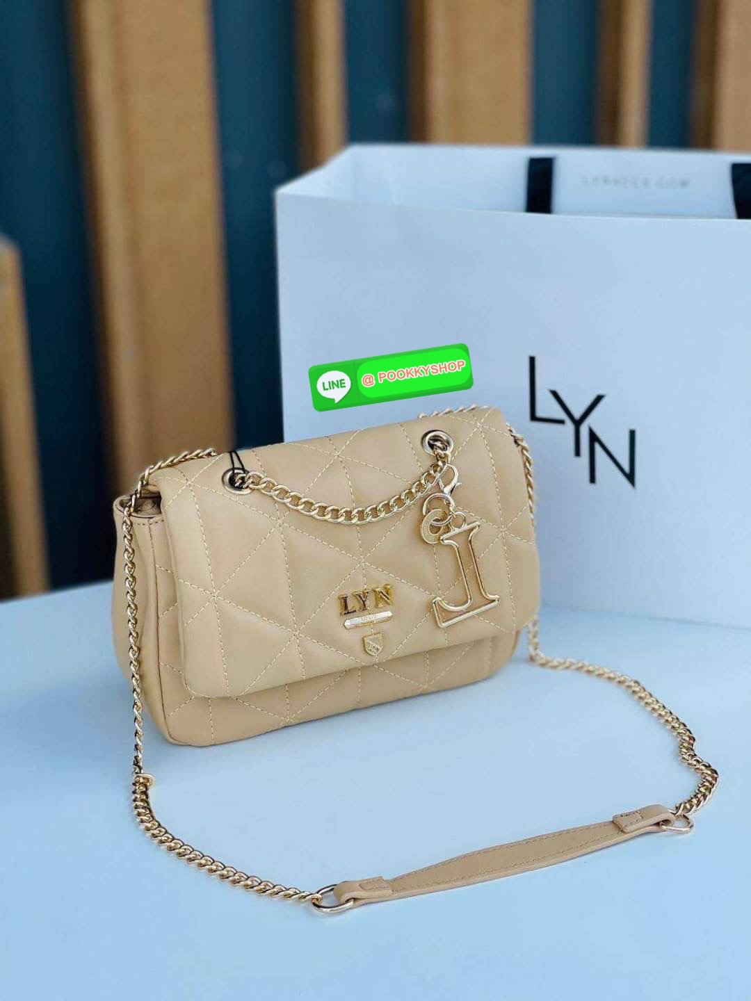 Lyn ลายตารางสุดฮิต หนังนิ่ม ตั้งอยู่ทรง ประดับพวงกุญแจรูปตัว L เปิดปิดด้วยกระดุมแม่เหล็ก สะดวกใช้