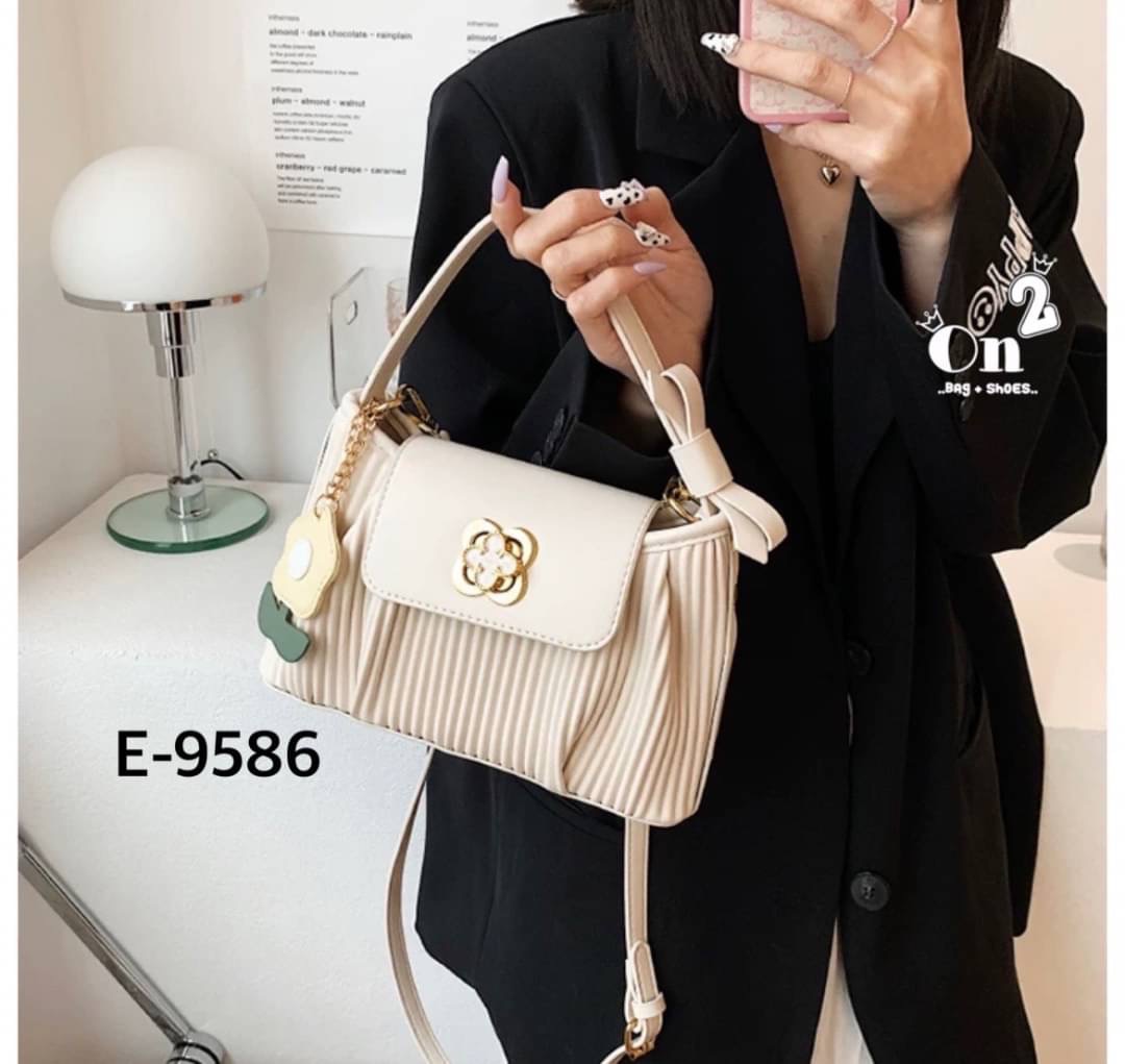 กระเป๋าสไตล์เกาหลีมาใหม่ หนังพลีทเล็กเย็บจีบด้านหน้า อะไหล่เปิดปิดรูปดอกไม้ มาพร้อมพวงกุญแจ+สายสะพายยาว