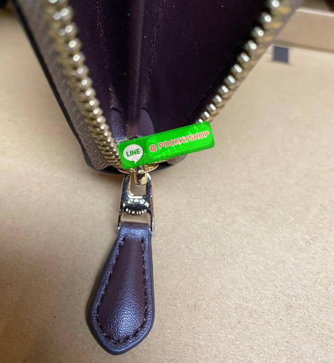 COACH ACCORDION ZIP WALLET IN SIGNATURE CANVAS กระเป๋าสตางค์ใบยาว ซิปรอบ ใช้งานง่าย ด้วยฟังค์ชั้น ด้านใน ใส่บัตรได้จุใจ มีช่องซิปใส่เหรียญตรงกลาง โดนใจหลายๆคนไปเรียบร้อยและคลาสสิค เรียบหรูดูแพงตลอดกาล ยกให้รุ่นนี้เลย