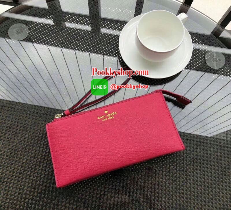 KATE SPADE Wallet Clutch Bag กระเป๋าทรงคลัชสุดคุ้มหนัง Saffiano ด้านหน้ามีโลก้แบรนด์ มาพร้อมสายคล้องมือ เปิดปิดด้วยซิปสะดวกใช้ สามารถใส่แทนกระเป๋าสตางค์ใบยาว ภายในแบ่งออกเป็น3ช่องหลัก มีช่องใส่บัตร เครื่องสำอาง เครื่องเขียน เหรียญ ไส่ไอโฟนพลัส ได้ค่ะ มีกล