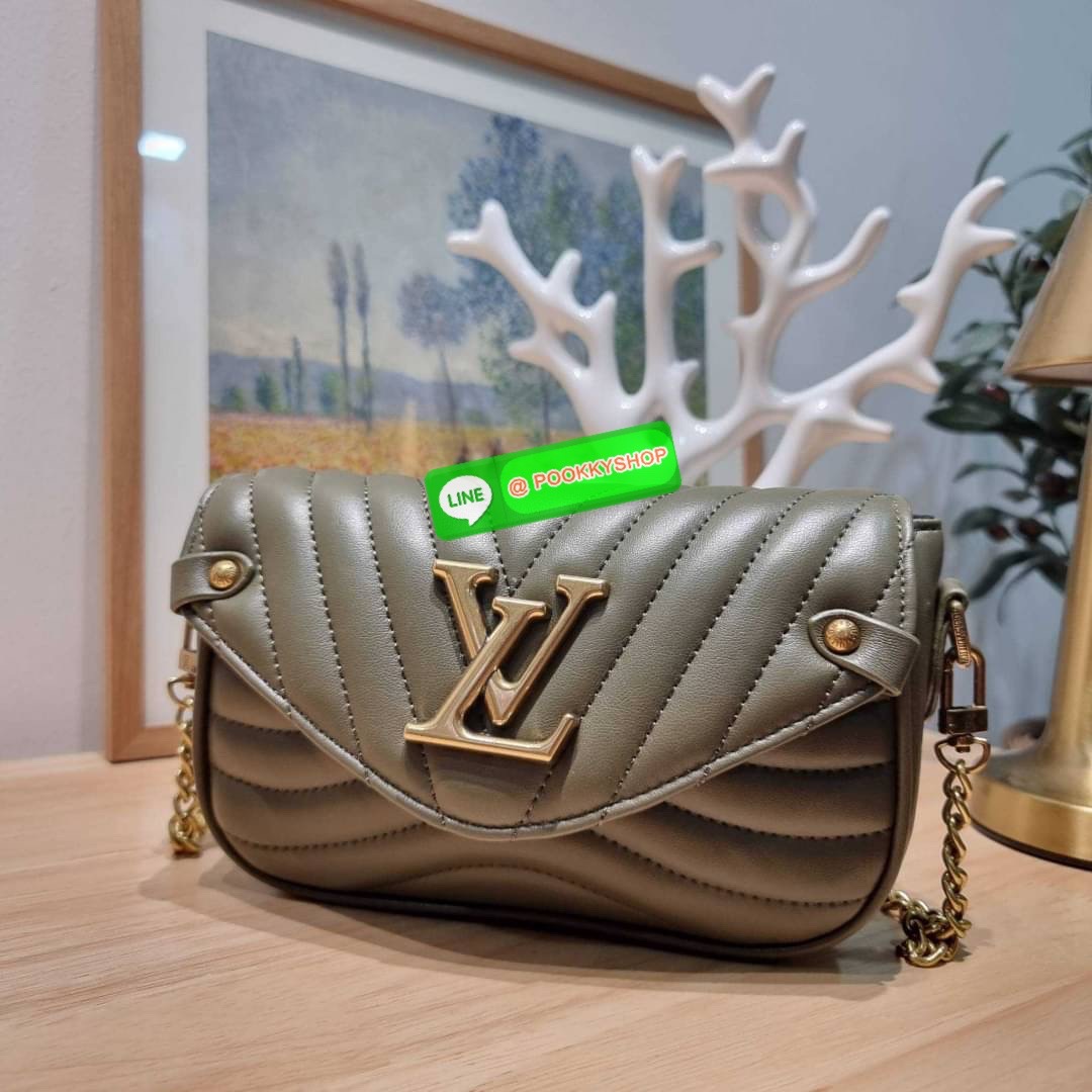 🔆 Model LV new wave pochette multi bag 🔆 Details กระเป๋าสะพายมัลติฟังก์ชั่น พรีเมี่ยมกิ๊ฟสุดหรู คุ้มจาก dutyfree มาพร้อม box set รับรองว่าดีงาม ลูกเล่นคลาสสิคผสานความวินเทจ มีสายสะพายให้ 2 เส้น และกระเป๋าใบลูก เล็กน่ารัก ภายในเป็นช่องโล่ง