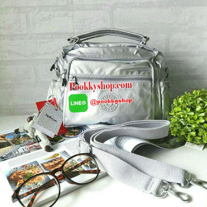 พร้อมส่ง Kipling Shoulder Bag k15828 รุ่นMulti funtion ที่สาวๆรอคอย!!! เพราะใบนี้สามารถปรับการใช้งานได้หลายเเบบทั้งสะพายข้างได้ แบบครอสบอดี้ได้ หรือรวบสายเก็บปรับเป็นถือก็ยังได้ ผลิตจากวัสดุผ้าไนล่อนเมทาลิคอย่างดี กันน้ำระดับนึงเลยค่ะ ️ด้านหน้ามีช่องซิปถึ