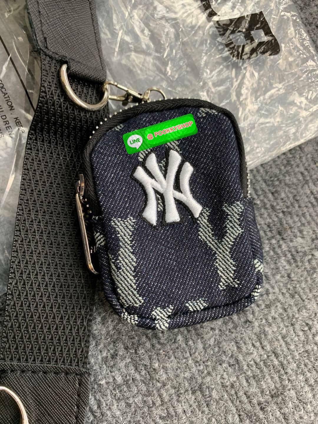 MLB NY แท้💯รุ่นนี้เป็นสองซิบ มาพร้อมใบลูกน่ารักมากๆค่ะ กระเป๋าวะพายข้าง ทรงสวยดีเทลเก๋ ปักโลโก้NYบนกระเป๋างานสวยมากๆค่ะ สีสวยเท่สุดๆใส่กับอะไรก็แมทสุดๆสีดำ สายปรับได้ตามระดับค่ะรุ่นนี้ไม่มีไม่ได้แล้วน๊า ป้ายแท็กในตัว งานน่ารักมากๆค่ะ ราคาโปรโมชั่น