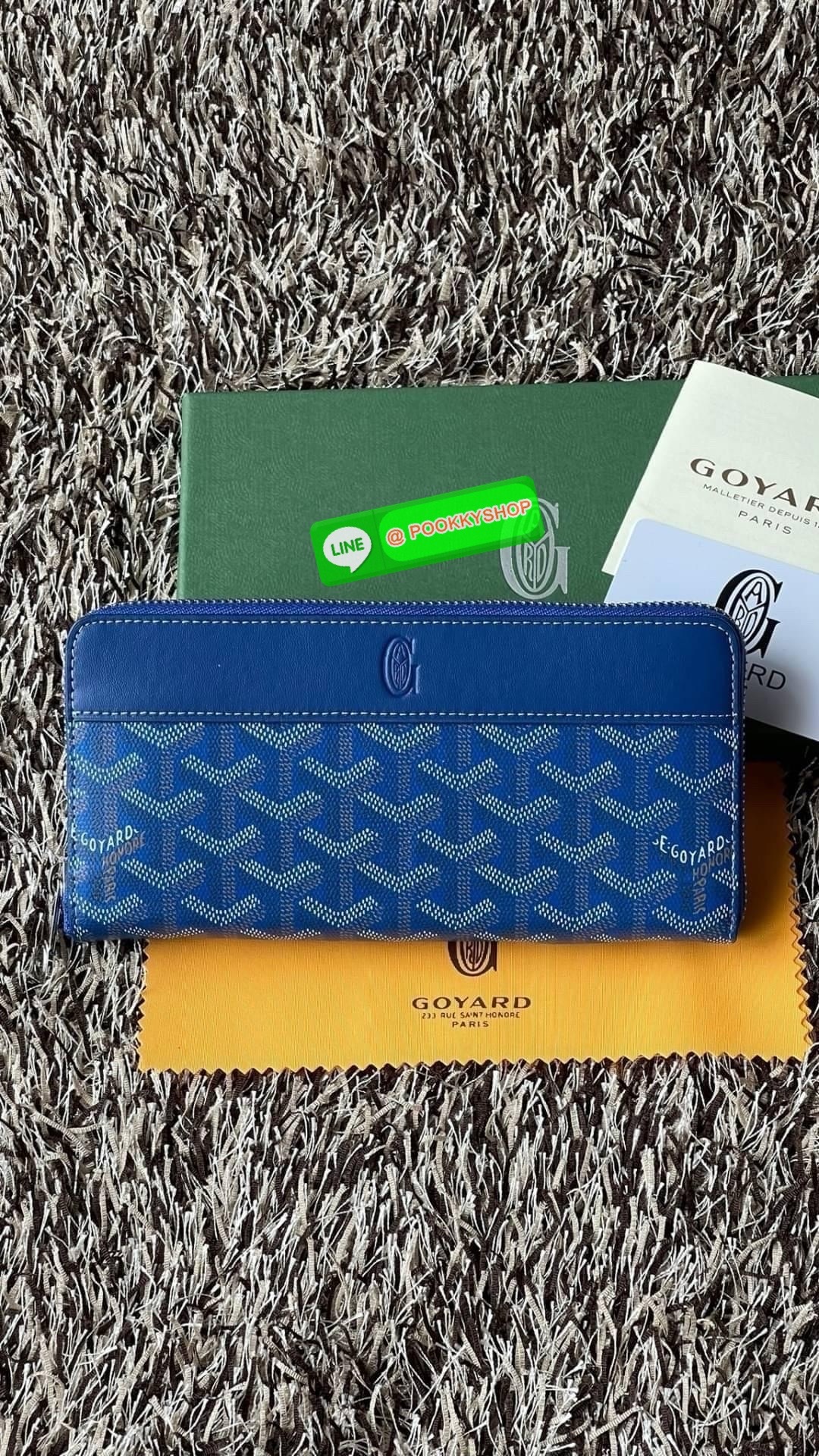 Goyard Matignon GM Wallet แบรนด์สัญชาติฝรั่งเศสที่มีความคลาสสิคและลวดลายอันเป็นสัญลักษณ์ อีกหนึ่งรุ่นที่แนะนำ กระเป๋าสตางค์ แบบยาว Matignon GM ที่มีซิปปิดสนิทและปลอดภัย ช่องใส่การ์ด 12 ช่อง ช่องซิปตรงกลาง และช่องเก็บของขนาดใหญ่ 2 ช่อง ช่วยให้คุณเก็บการ์ด