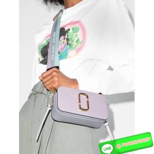 💕 Marc Jacobs Snapshot Bag กระเป๋าแบรนด์ดังจากสัญชาติอเมริกัน นับได้ว่ารุ่นนี้เป็นรุ่นทรงฮิตของ marc jacobs เลยทีเดียว โดยด้านหน้ากระเป๋าจะเป็นโลโก้แบบโลหะที่เป็นสัญลักษณ์ของแบรนด์นี้ มาพร้อมสายสะพายที่จะสะพายยังไงก็ดูโดดเด่น เพราะขนาดใหญ่ที่สกรีน