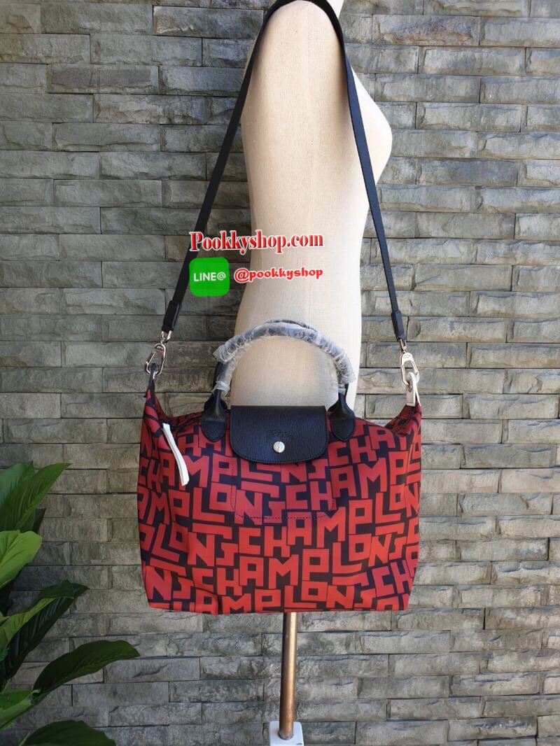 LE PLIAGE LGP TOP HANDLE BAG M รายละเอียด • วัสดุ: ผ้าใบ • อะไหล่: นิกเกิล • ตัวกระเป๋า: ผ้าใบโพลีอะไมด์เคลือบด้านใน • ตกแต่ง: หนังวัว รายละเอียดภายนอก • การปิด: ซิปและกระดุมสแน๊ป • สายสะพาย: ถอดออกได้ • ช่อง: 1 รายละเอียดภายใน • ช่องใส่ของ: 1 • จุของได้เ