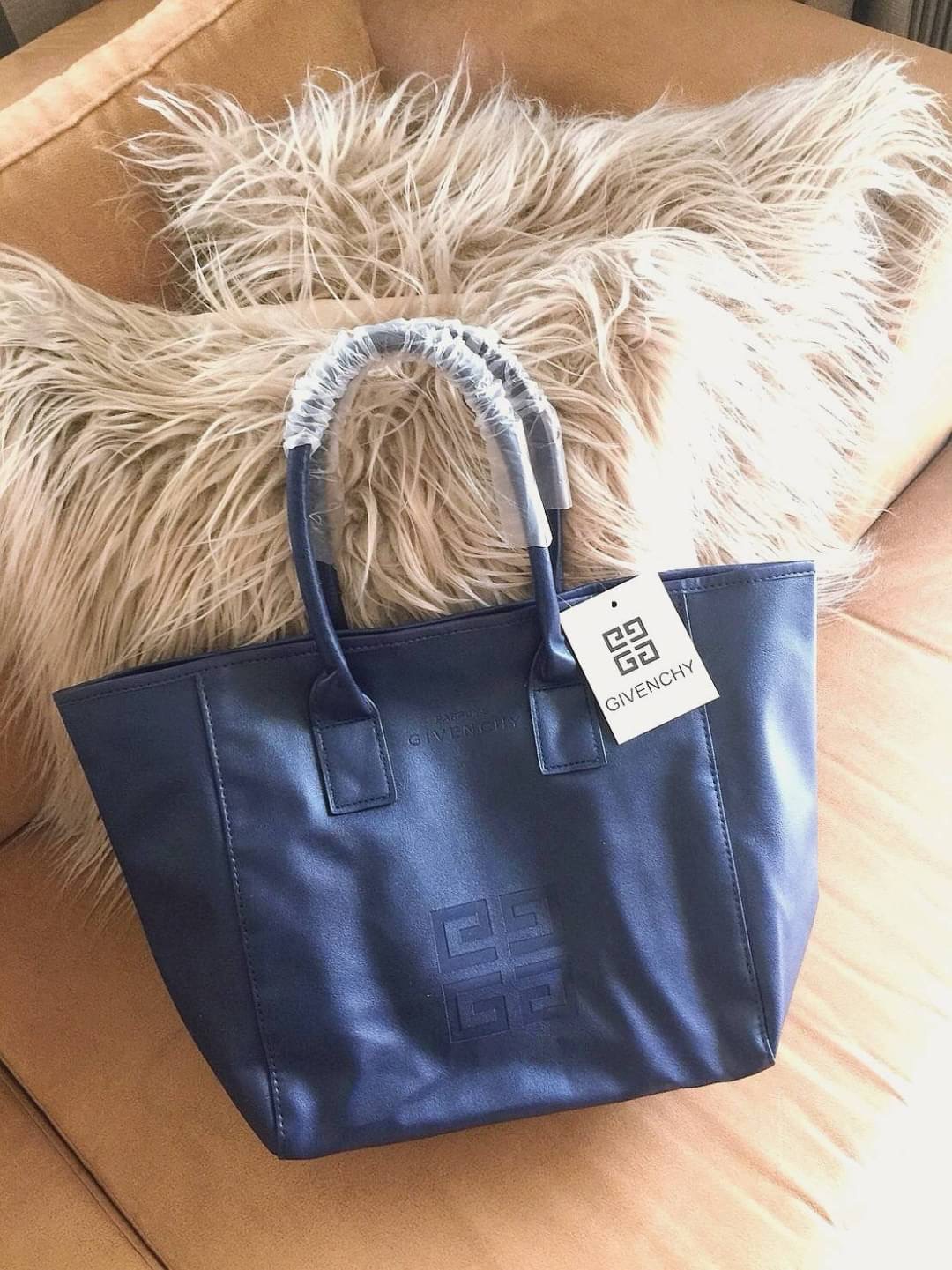 Best Seller! Givenchy Black Soft Leather Shoulder Handbags (Limited edition) กระเป๋าถือหรือสะพายพรีเมี่ยมของเเท้จาก "Givenchy Perfume Counter" วัสดุหนังนิ่มเรียบสีดำด้านหน้าปั้มโลโก้แบรนด์ GV ภายใน Polyester 100% สีดำสกรีนโลโก้สวยดูดี เปิดปิดด้ว