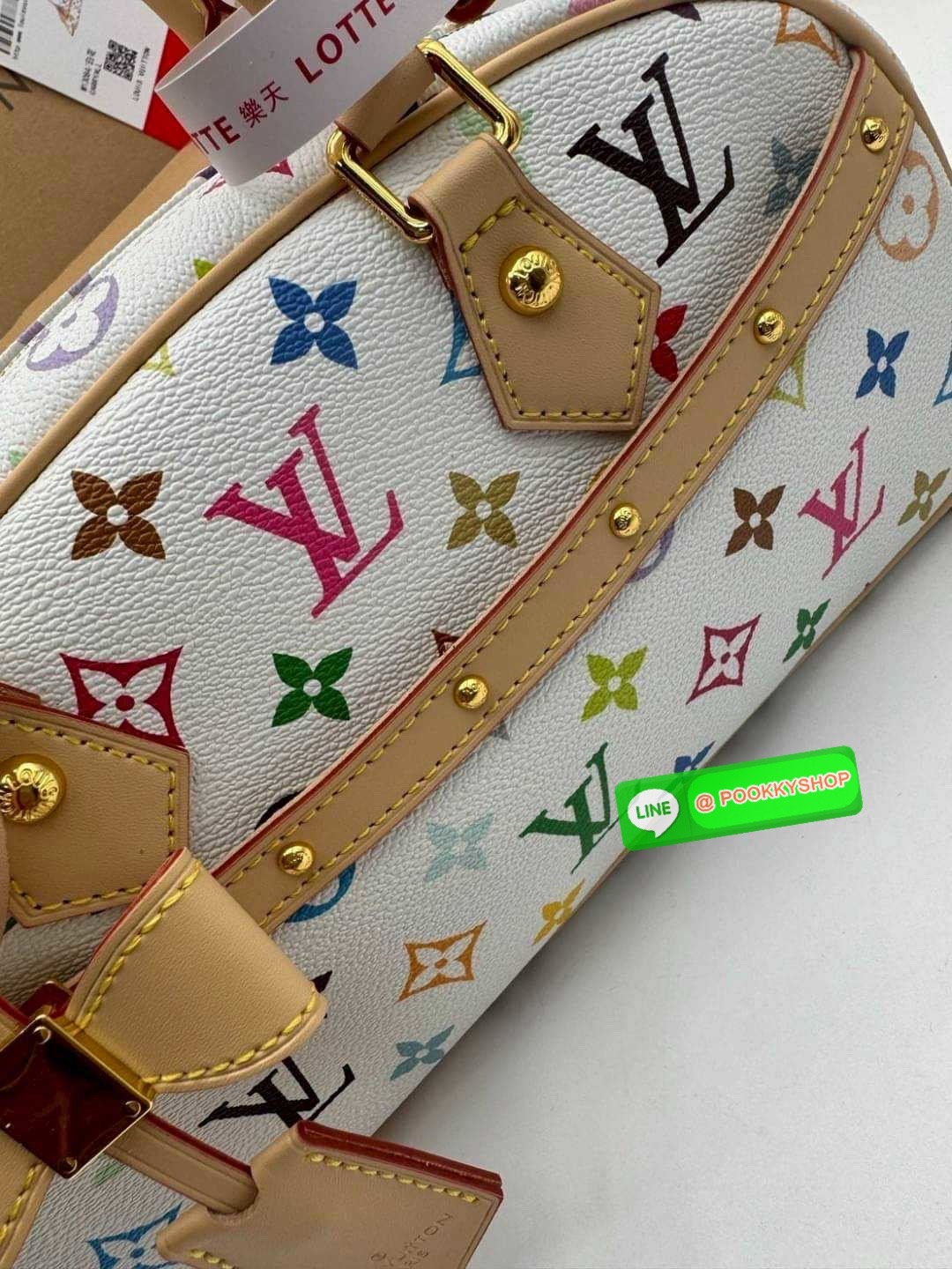 LV x TM Handbag East West Murakami กระเป๋าทรงโท้ทรุ่นท็อปฮิต กับดีไซน์ใหม่ต้อนรับฤดูร้อน โดดเด่นด้วยการตกแต่งลายพิมพ์ โทนสีสดใสสะดุดตา มาพร้อมพวงหนังห้อยรูปโบว์และแท็กปั้มแบรนด์ จับในตัวพร้อมสายสะพายข้าง รูปทรงสวยตลอดกาล ใช้ได้กับทุกลุค ทุกโอกาส ภายในโล่ง