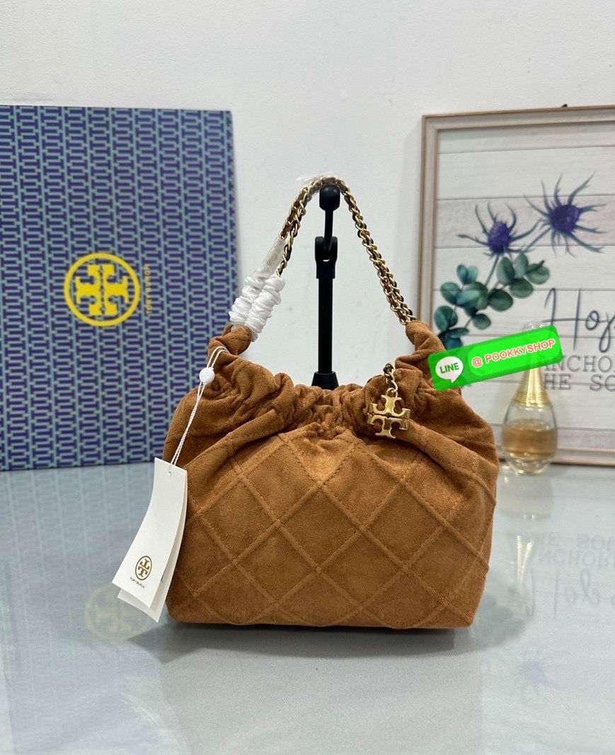 Tory Burch Fleming Drawstring Bag ผลิตจากหนังนิ่ม ตกแต่งด้วยลายไดมอนด์และสายโซ่