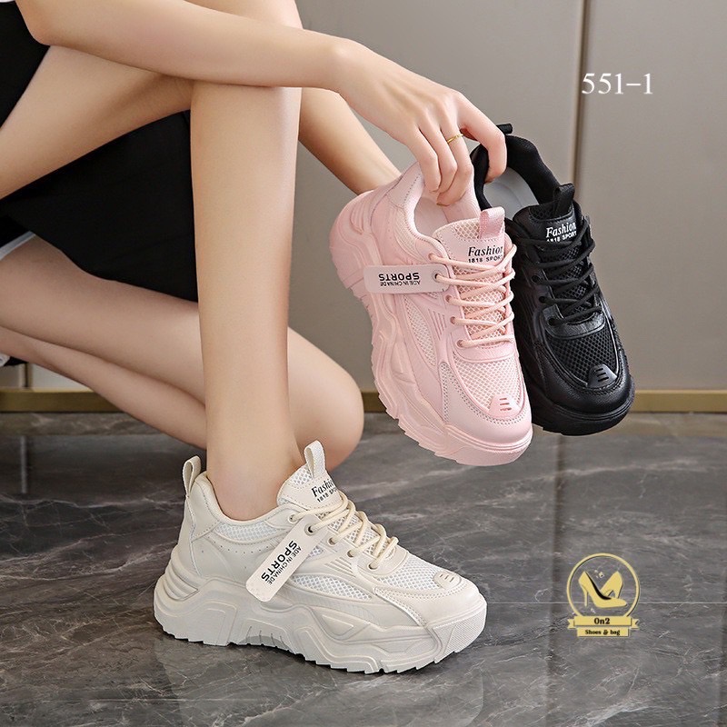 รองเท้าผ้าใบแฟชั่นเกาหลีดีไซน์ทันสมัยและโดดเด่น ด้วยพื้นรองเท้าที่มีความหนาและดีไซน์ที่ดูมีลูกเล่น เหมาะสำหรับผู้ที่ชื่นชอบสไตล์สปอร์ตแฟชั่นที่ใส่สบายและเสริมความสูงได้เล็กน้อย มีให้เลือกทั้งสีขาวครีมและสีชมพูอ่อนที่ดูน่ารัก ดูทะมัดทะแมง สามารถนำไปมิกซ์แอ
