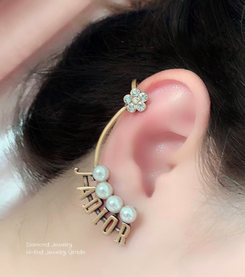 Christian Dior Earring ต่างหูคริสเตียนดิออ งานคล้องหู คอลเลคชั่นใหม่ล่าสุด อะไหล่ทอง รับรองสวยวิ้งมากกกกก งานดี ตัวเรือนเงาวิ้งมากๆคะรับประกันความพอใจเลยค่ะ ตัวเรือนสีทองดูหรูมากๆค่ะ ใส่ออกมาน่าร๊ากกกก จัดเลยคร่าา สาวห้ามพลาดดาราเซเลปใส่กันเยอะมากๆคร่าา