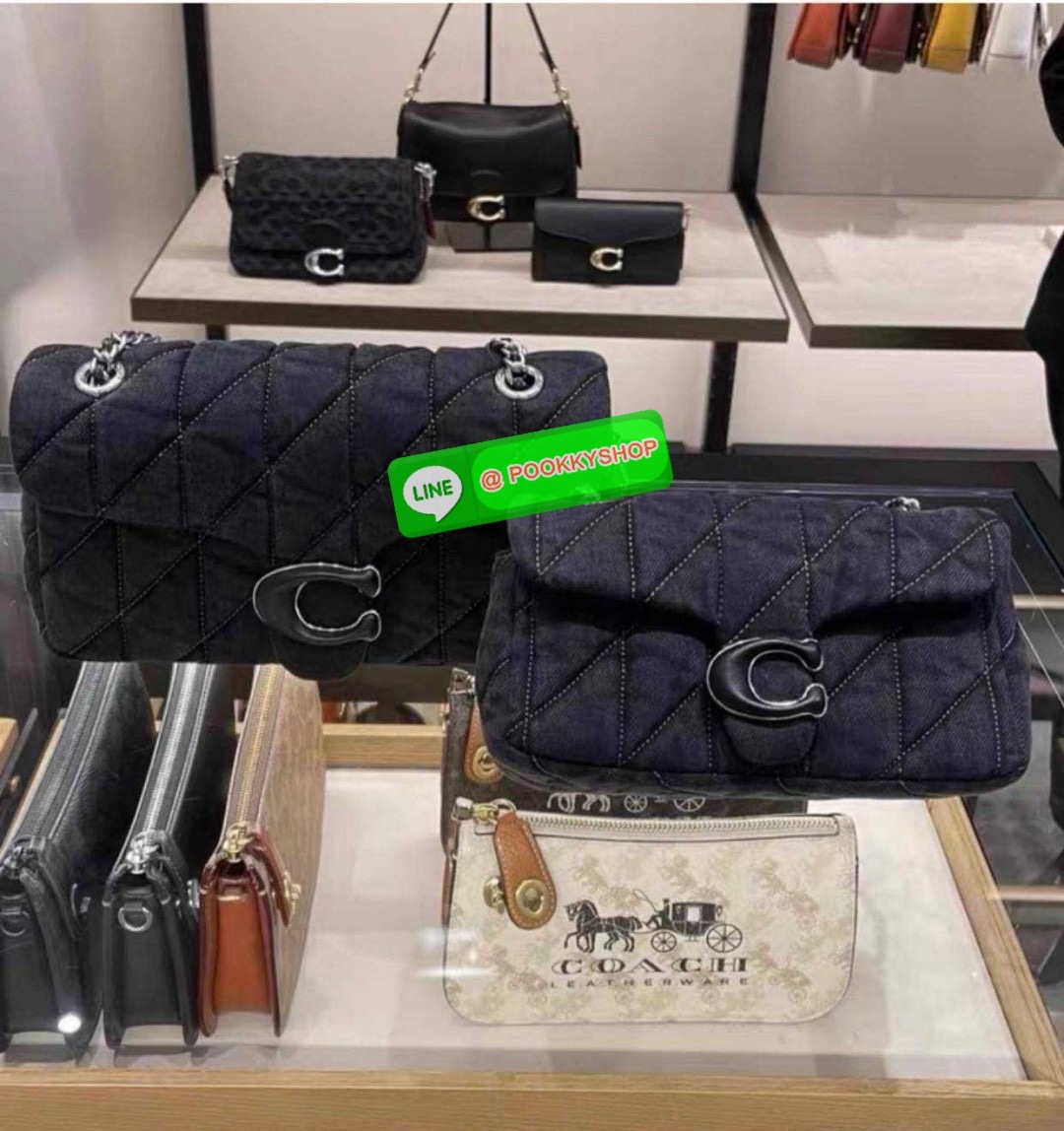 COACH CR704 TABBY SHOULDER BAG 26 WITH QUILTING 🔆 Details ไอเท็มใหม่ ตัวแม่แบบฉ่ำ สวยทำถึง! ต้อนรับซัมเมอร์ให้โดดเด่นกว่าใคร กับกระเป๋าสะพายไหล่ดีไซน์หรูหรา มีดีเทลสวยงามด้วยการเดินด้ายลวดลายตัดกับกระเป๋า เปิด-ปิดด้วยอะไหล่แบบกระดุม ภายในมีช่องเยอ