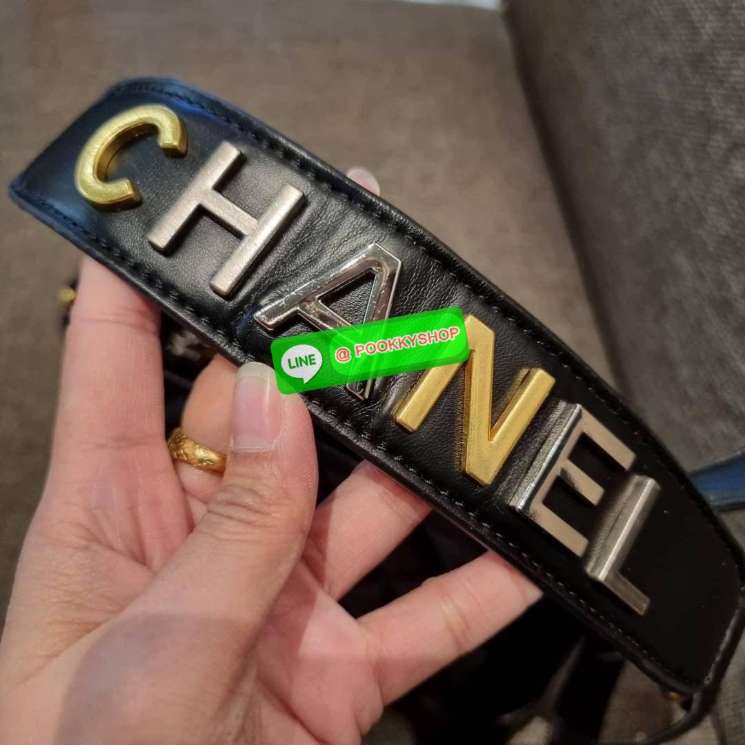 RESTOCK!! LIMITED SHOULDER BAG พรีเมี่ยมกิ๊ฟ Chanel ไซส์คลาสสิค กระเป๋าสะพายข้าง/ไหล่ หนังสังเคราะห์ นิ่ม หรู มาพร้อมพวงกุญแจสัญลักษณ์แบรนด์ พิเศษ!! สายคล้อง jumbo font เพิ่มดีเทลความแพง อะไหล่พร้อมโซ่สะพายสีทองสลับสีเงินรมดำ สามารถสะพาย crossbody หรือสะพ