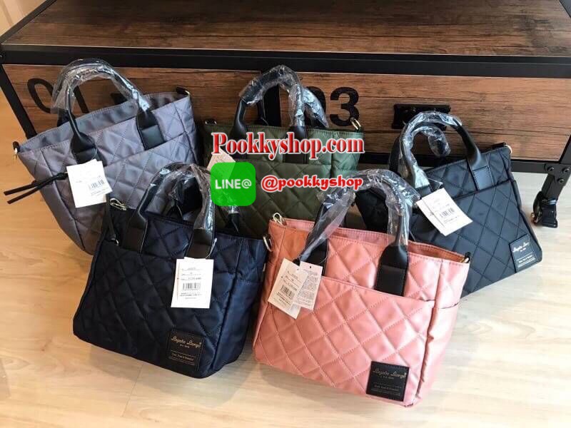 New Collection!! Anello & Legato Largo Quitting 2Way Tote Bag คอลเลคชั่นใหม่จาก Anello ดีไซน์โดดเด่นด้วยการเย็บเป็นตารางแบบนูน วัสดุ Nylon กันน้ำได้และน้ำหนักเบา หูจับเป็นหนัง ด้านหน้ามี1ช่องซิป ช่องใหญ่เปิดปิดด้วยซิปเดียว ภายในช่องใหญ่มีช่องเล็กจัดเก็บขอ