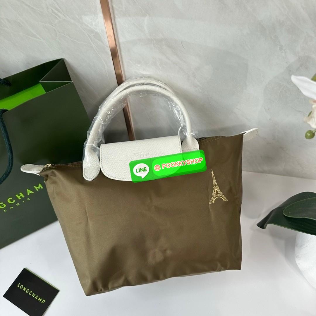 Longchamp Le Pliage Eiffel Tower Tote Bag S 🔖 Collection ใหม่ล่าสุดโดดเด่นด้วยลายปักหอไอเฟลขนาดกระทัดรัดจุของได้เยอะ 🔖วัสดุ : ไนลอนกันน้ำ 🔖เปิด-ปิด ด้วยฝาปิดกระดุมแป๊กมีซิปปิดด้านบน ภายในช่องโล่งกว้างสามารถใส่ iPad ได้ มีช่องแยกด้า