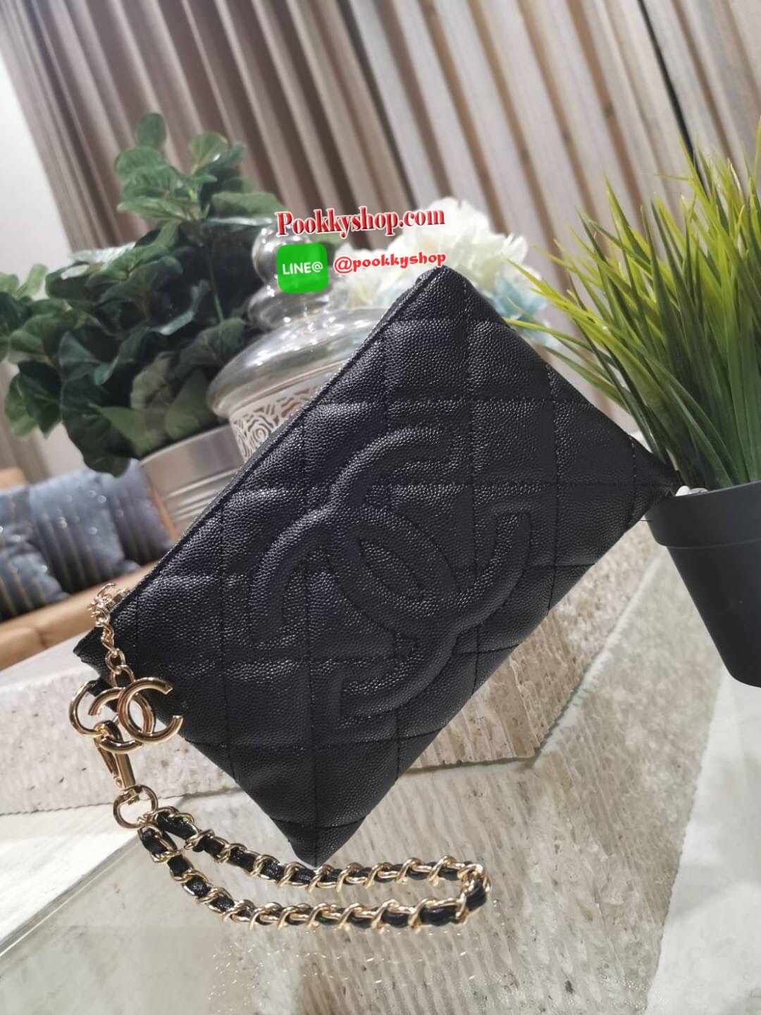 Don't Miss! Chanel Clutch Bag Gift With Purchase (GWP) กระเป๋าคล้องเเขนรุ่นใหม่พรีเมี่ยมกิ้ฟจาก Chanel Counter วัสดุหนังคาเวียร์สวยหรูเปิดปิดด้วยซิปสะดวกใช้ ห้อยอะไหล่โลโก้แบรนด์สีทองเพิ่มดีเทลเก๋ ภายในมีโลโก้ สามารถใส่กระเป๋าสตางค์ มือถือ iphone บัต