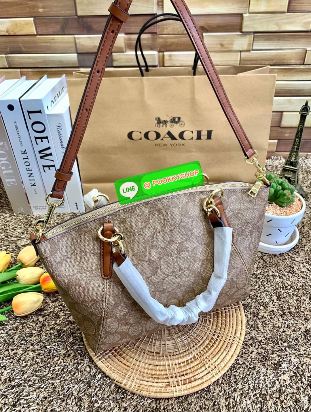 COACH 28989 KELSEY IN SIGNATURE CANVAS SHOULDER BAG กลับมาอีกครั้ง คุณภาพเต็ม100 เหมือนเดิม ไม่หักเลยจ้าา กระเป๋าทรงพัด หิ้วหรือสะพายข้างได้ หนังแท้ลายแคนวาส หนังนิ่มมากๆ สัมผัสแล้วคือใช่เลยจ้าา! เปิด-ปิดกระเป๋าแบบซิป ปากกระเป๋ากว้างหยิบจับสัมภาระง่าย ภาย