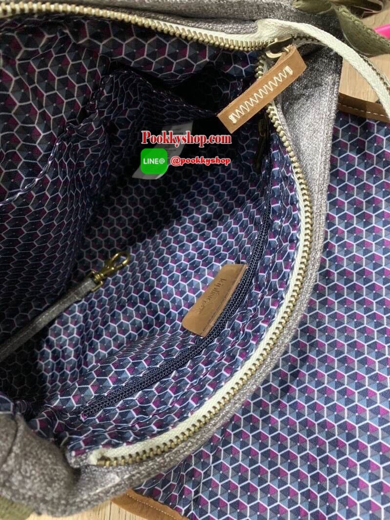 Kipling CARTERA KOUROU Crossbody Bag รุ่นใหม่สำหรับทรงครอสบอดี้ สไตล์สุดฮิตกับการใช้งานที่ง่าน หยิบจับของได้อย่างสะดวกสบาย เปิดปิดด้วยกระดุมแม่เหล็กและซิปด้านใสเพิ่อความปลอดภัย วัสดุ 100% Polyester ลายผ้าบุด้านในดูมีดีเทล สายสะพายปรับได้ฟรีไซส์ ปรับดับพวง