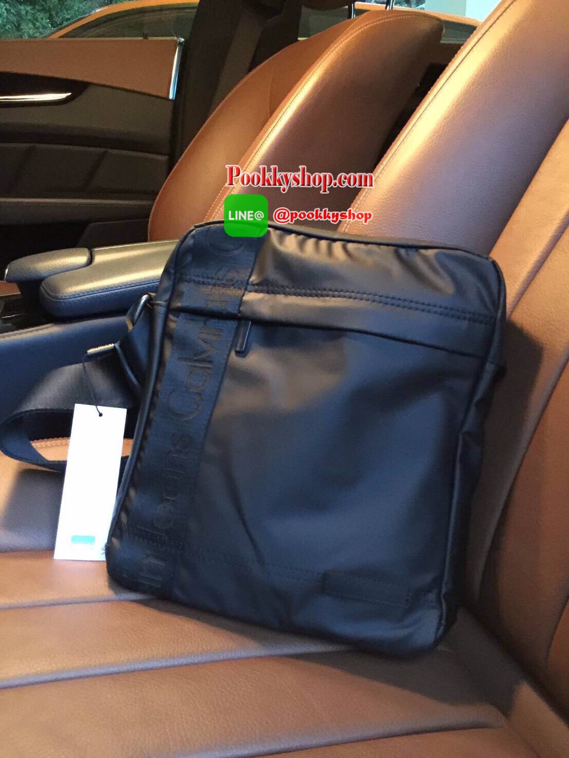 Restock! "CALVIN KLEIN" JEANS CROSSBODY BAG (Size L) กระเป๋าสะพายรุ่น Limited Edition จาก Calvin Klein Jeans วัสดุ Nylon + Polyester 100% คุณภาพดีเนื้อนิ่มน้ำหนักเบา กันน้ำ ด้านหน้ามีโลโก้ Calvin Klein Jeans พร้อมช่องซิป1ช่อง เปิดปิดด้วยซิปสะดวก