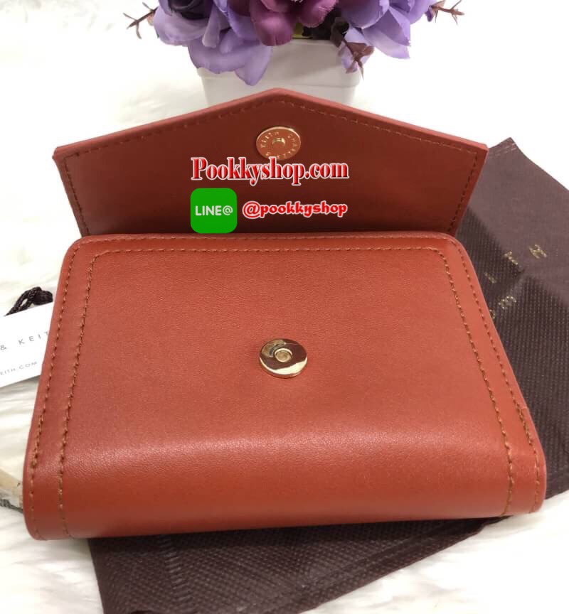 New!!! CHARLES & KEITH SMALL ENVELLOPE WALLET BAG สีออกใหม่ปี 2018 โลโก้ อะไหล่ทองค่ะ!!! พร้อมส่งสินค้าเข้าใหม่ค่ะ!!! กระเป๋าสตางค์ใบสั้น ขนาดกำลังดี หนังเรียบ ด้านหน้าปั้มโลโก้แบรนด์ เปิดปิดช่องหลักแบบแม่เหล็ก ด้านในมีช่องใส่บัตรได้ถึง15 ช่อง เยอะมากค่า