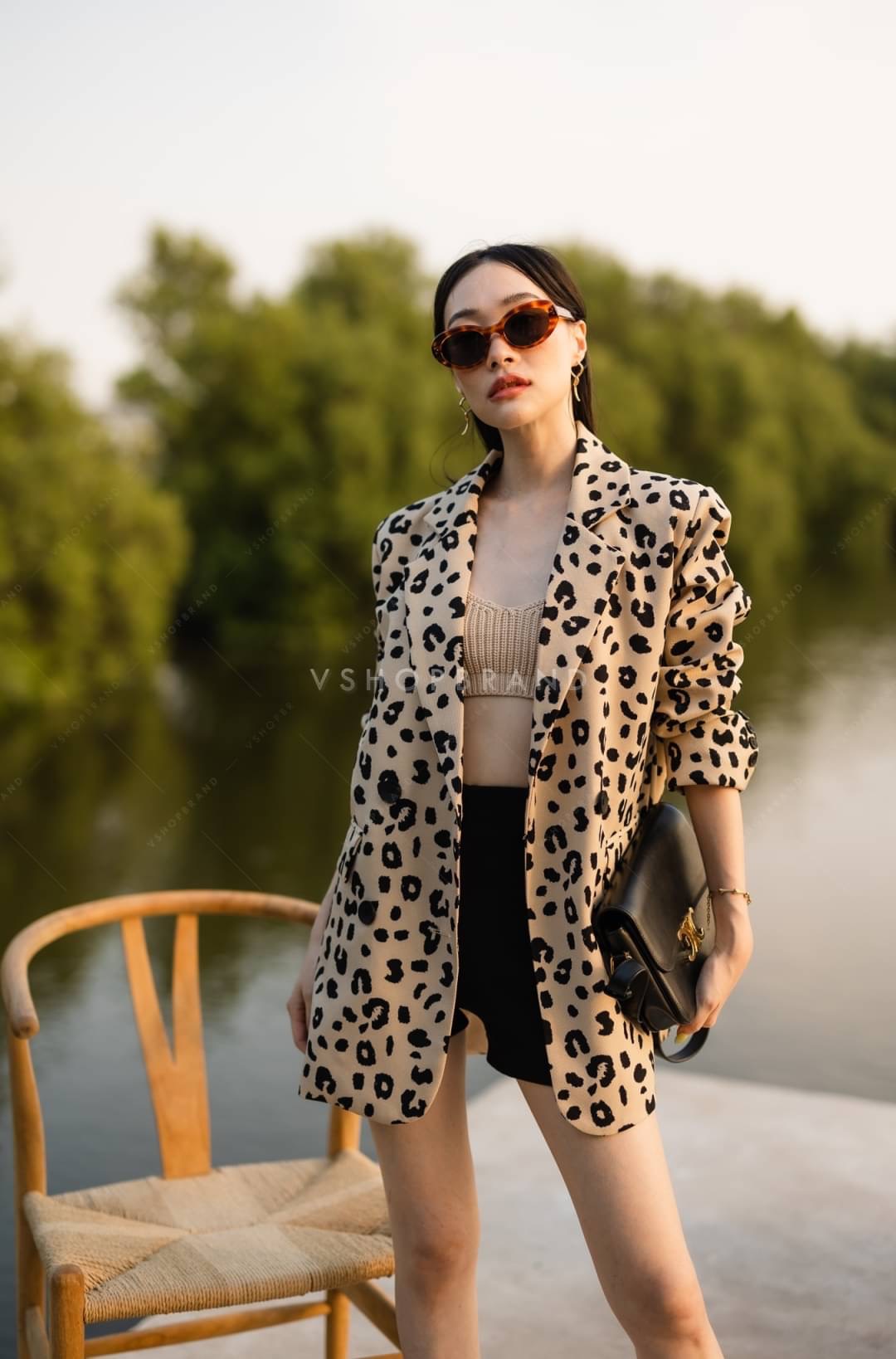 เสื้อสูทแต่งลายเสือดาวทรงสูท oversize แมทช์คู่กับอะไรก็เก๋ ผ้าสูทเนื้อดี มีซับใน คัตติ้งเนี้ยบ ทรงเป๊ะมากๆเลยค่ะ