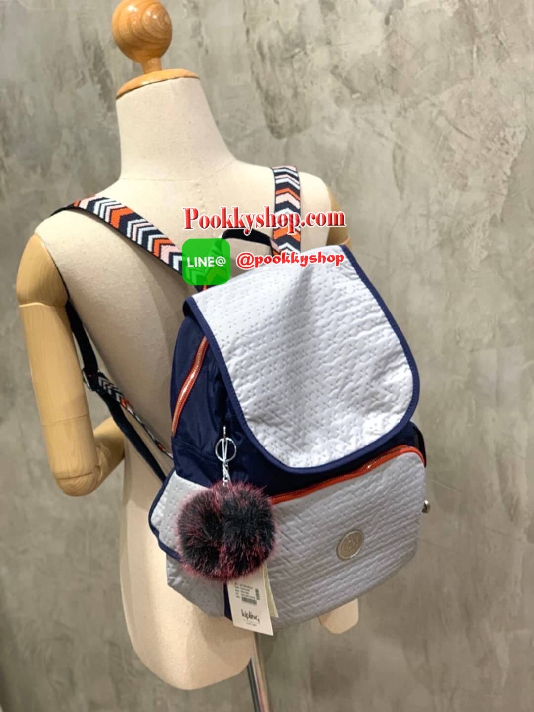 Kipling new grey emb city pack กระเป๋าเป้ที่สะพายได้ทุกวัน ไม่ว่าจะไปเรียน ไปทำงานหรือออกทริปเล็กๆ วัสดุ polymide100% สีสันของกระเป๋ารวมถึงตัวสายดูแมทช์กัน ยังมีช่องใช้งานที่แยกออกเป็นสัดส่วนไม่ว่าจะด้านข้างหรือด้านหน้า เปิดปิดสองชั้นด้วยกระดุมแม่เหล็กและ