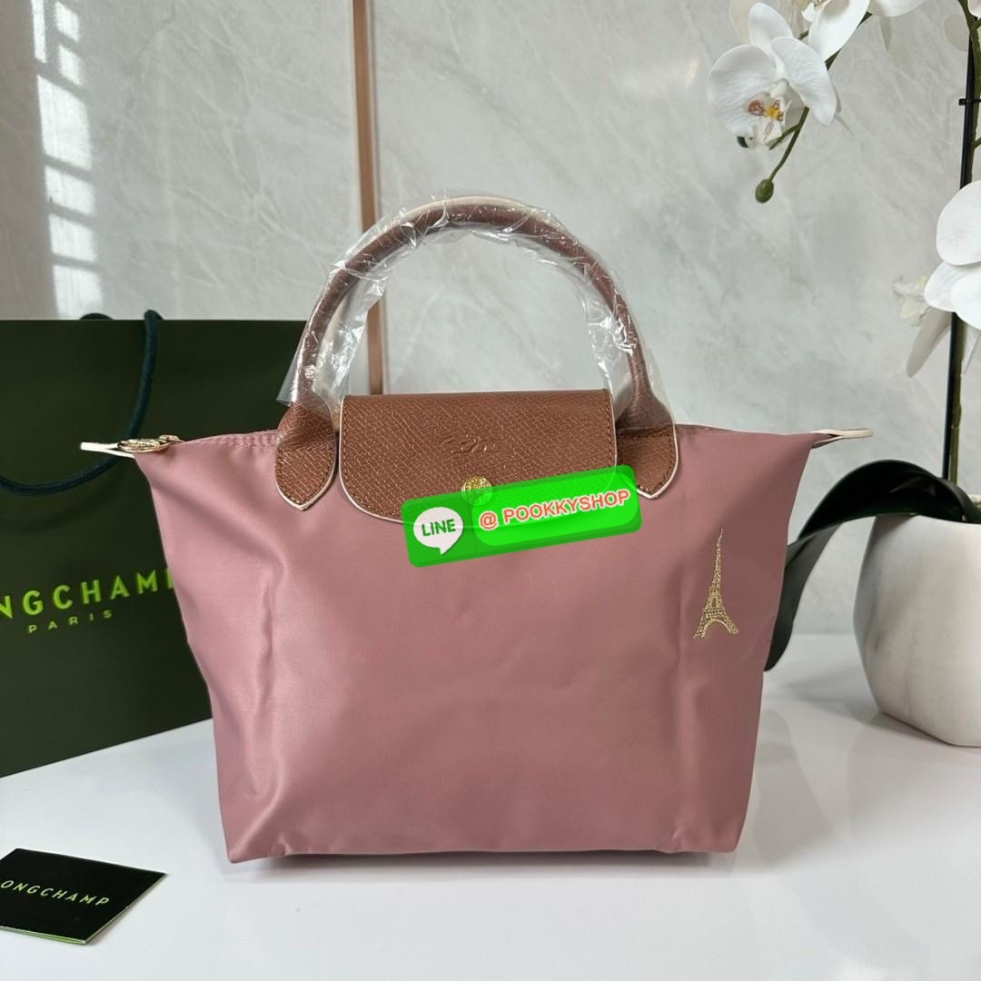 Longchamp Le Pliage Eiffel Tower Tote Bag S 🔖 Collection ใหม่ล่าสุดโดดเด่นด้วยลายปักหอไอเฟลขนาดกระทัดรัดจุของได้เยอะ 🔖วัสดุ : ไนลอนกันน้ำ 🔖เปิด-ปิด ด้วยฝาปิดกระดุมแป๊กมีซิปปิดด้านบน ภายในช่องโล่งกว้างสามารถใส่ iPad ได้ มีช่องแยกด้า