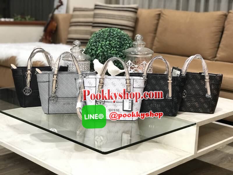 NEW ARRIVAL! GUESS DELANEY CROSS BODY BAG กระเป๋าถือหรือสะพายรุ่นที่ฮิตและขายดีที่สุดจาก GUESS FACTORY คอลเลคชั่นใหม่วัสดุหนังเรียบปั้มลาย GUESS Signature รอบใบสวยหรูอยู่ทรง ขนาดกำลังดี น้ำหนักเบา ด้านหน้าประดับโลโก้พร้อมพวงกุญแจโลโก้แบรนด์ห้อยที่หูหิ้วถอ