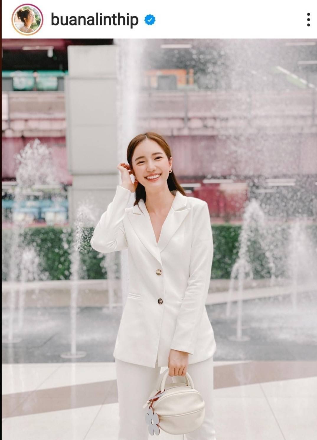 กระเป๋าลูกมะเฟืองยอดฮิต ดาราเซเลปใช้กันเยอะมาก งานตั้งใจผลิตกว่าจะได้มา แก้งานข้ามปี หลายรอบเพื่อความเป๊ะ งานสวยหนังสวย แถมฟรี!! ที่ห้อยลายดอกไม้ โอ้ย!!สวยเป๊ะขนาดนี้จะพลาดได้งัย