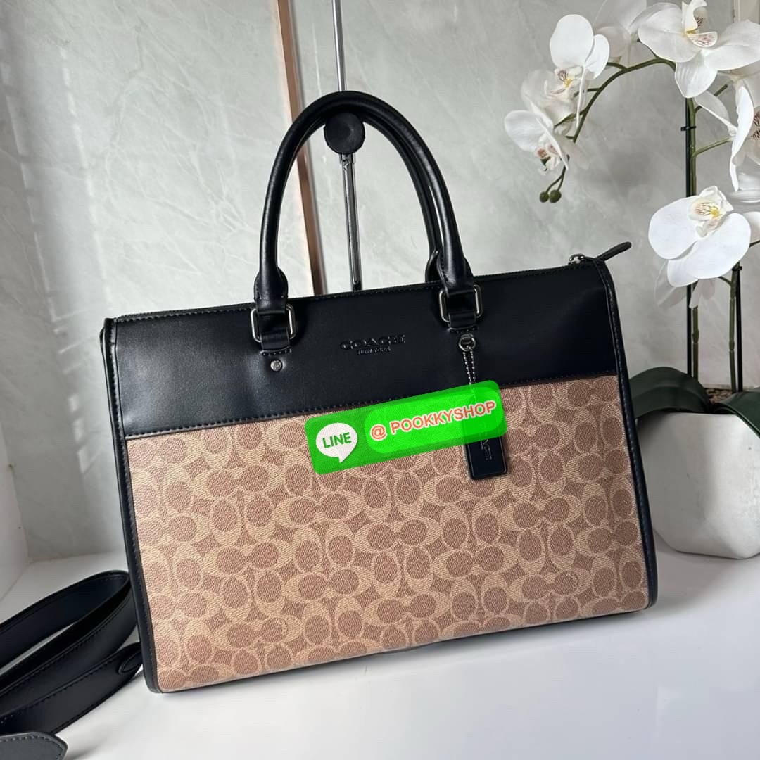 Coach Gotham Folio In Signature Canvas c2682 🔖กระเป๋าใส่เอกสาร Gotham เป็น กระเป๋าเอนกประสงค์ทำให้จัดเก็บเอกสารได้อย่างเรียบง่าย 🔖วัสดุ: แคนวาสตัดหนังแท้ 🔖เปิด-ปิดแบบซิป ด้านบน ภายในมีช่องแยกใส่เอกสารมีพื้นที่สำหรับใส่แล็ปท็อปขนาด