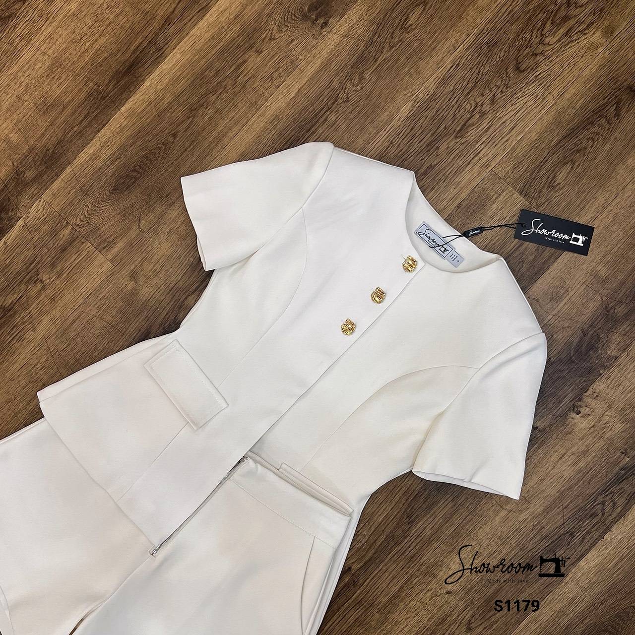 ชุดเซทแฟชั่น เซ็ตเสื้อแขนสั้นดีไซน์เก๋ แต่งกะดุมทอง มาพร้อมกางเกงขาสั้นทรงสวยเข้าเซ็ต