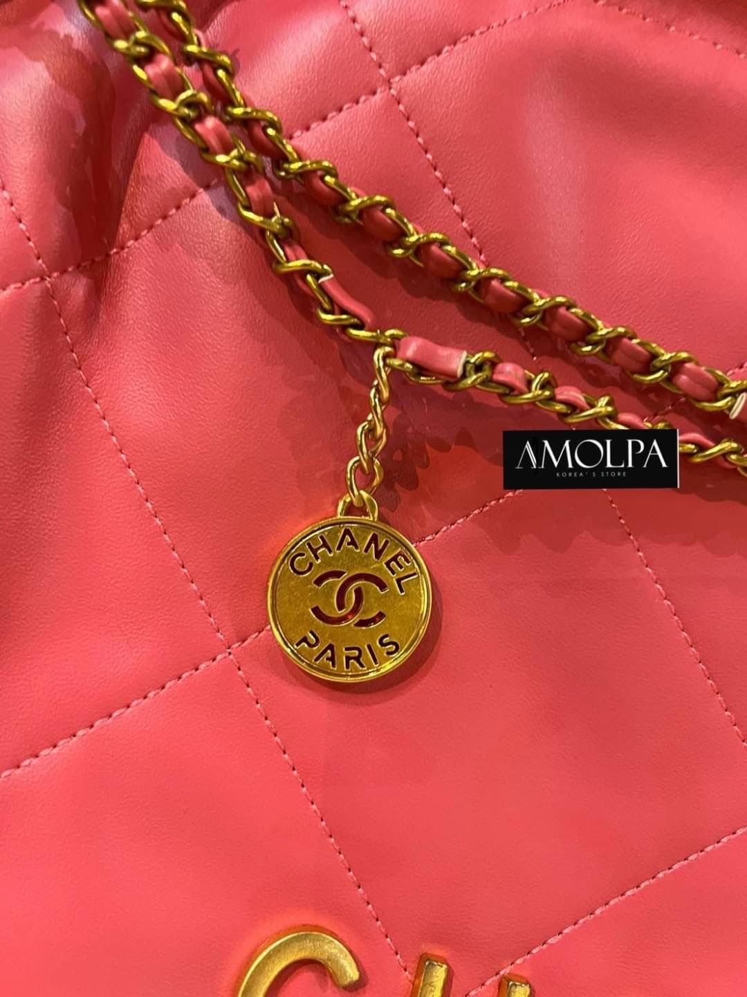 ต้องรีบจัดดด งานดี น้ำหนักดี ไม่เบา ไม่หนักจนเกินไป ไม่มีกลิ่นเหม็นของผ้า จัดเลยน๊า สวยม๊ากกกก กระเป๋า CHANEL 22 HANDBAG ใบสวยหรู หรูมากกก สวยยม๊ากกก งานเหมือนแท้ม๊ากก