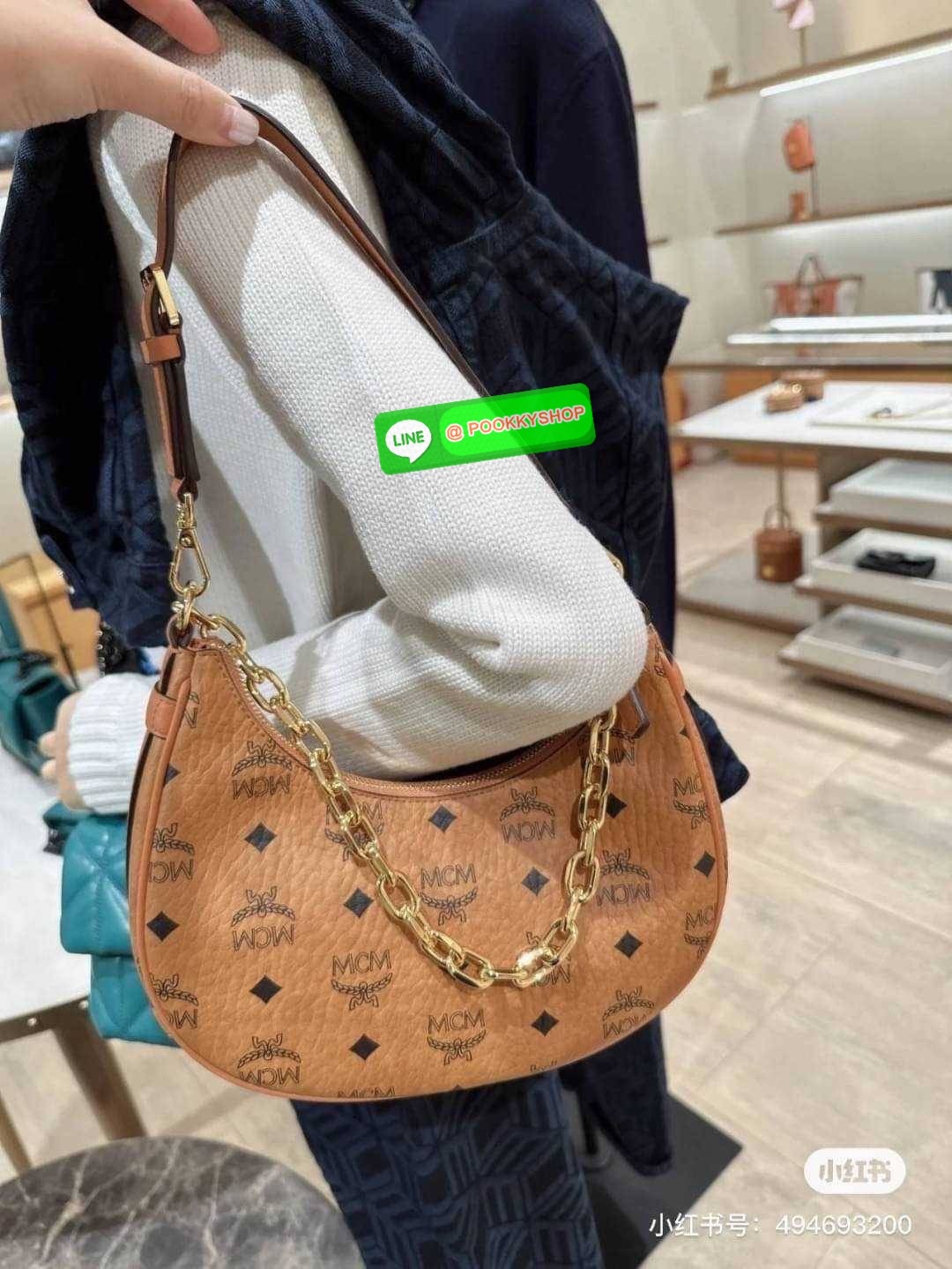 MCM AREN CRESCENT HOBO IN VISETOS ใหม่ล่าสุดก่อนใคร สวยได้ไม่ต้องรอ กับคอลใหม่ลุคลูกคุณ รูปทรง half moon ยอดฮิต ตอบโจทย์ได้ทุกลุค ทุกไลฟ์สไตล์ ใช้งานได้ง่ายคล่องตัว กับกระเป๋าสะพายข้าง ที่มาพร้อมสายโซ่คล้องด้านหน้า และสายหนังครอสบอดี้ ปรับเปลี่ยนการใช้งาน