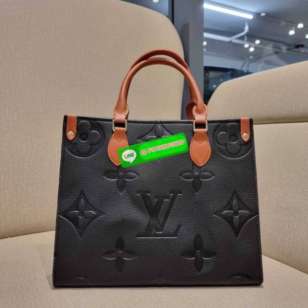 New arrival!! LV crossbody tote bag ดีไซน์สวยคม สมราคา ดูแพงไปอีก ด้วยดีเทลลายของหนัง crossgrain กระเป๋าทรงโท้ทจากเคาน์เตอร์ dutyfree คลาสสิค ผู้ดียืนหนึ่ง โทนสีใช้งานง่าย แมทช์ได้ทุกลุค มาพร้อมหูจับในตัว แบบหูหิ้ว และหูยาวสำหรับสะพายไหล่ เก๋มาก ชิคมาก ภา