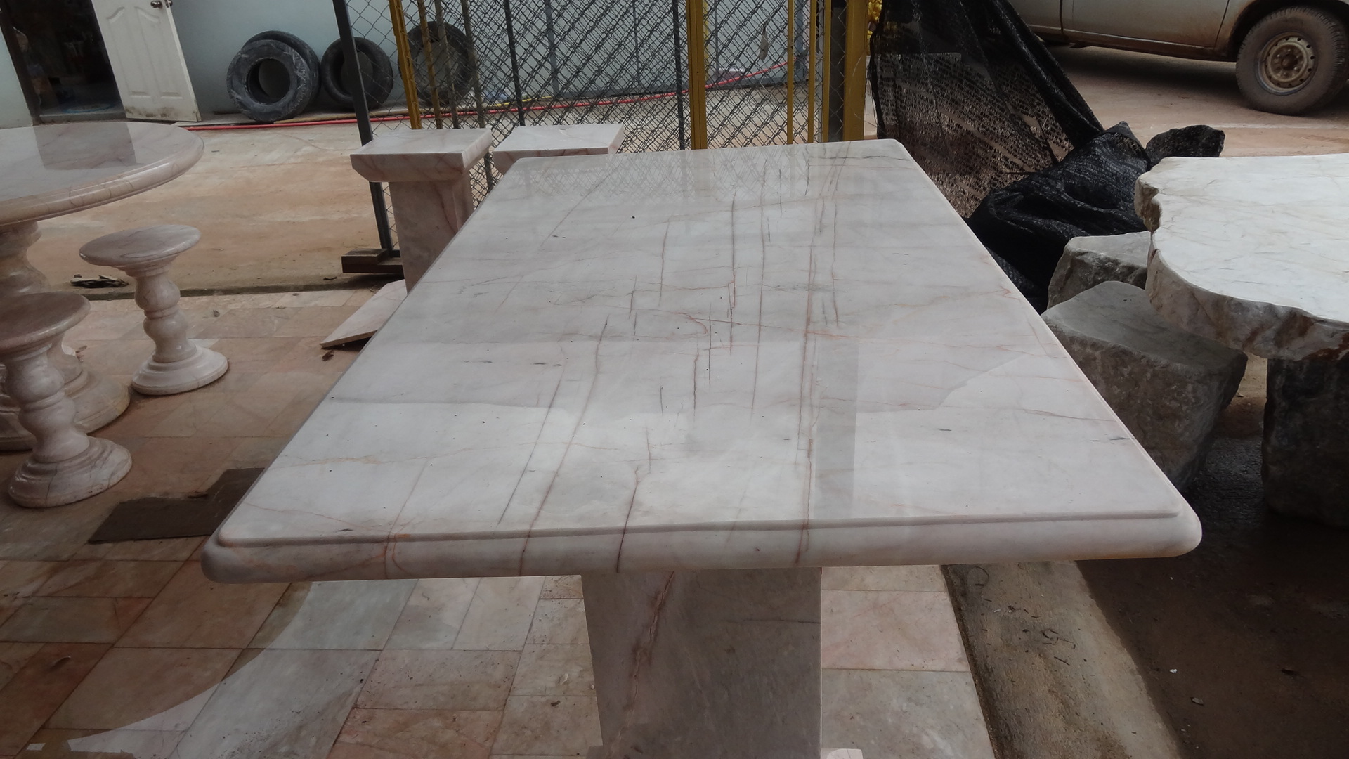 โต๊ะหินอ่อนสี่เหลี่ยม ขนาด กว้าง 100 เซนติเมตร ยาว 170 เซนติเมตร สูง 80 เซนติเมตร (มีเสาสองขา)