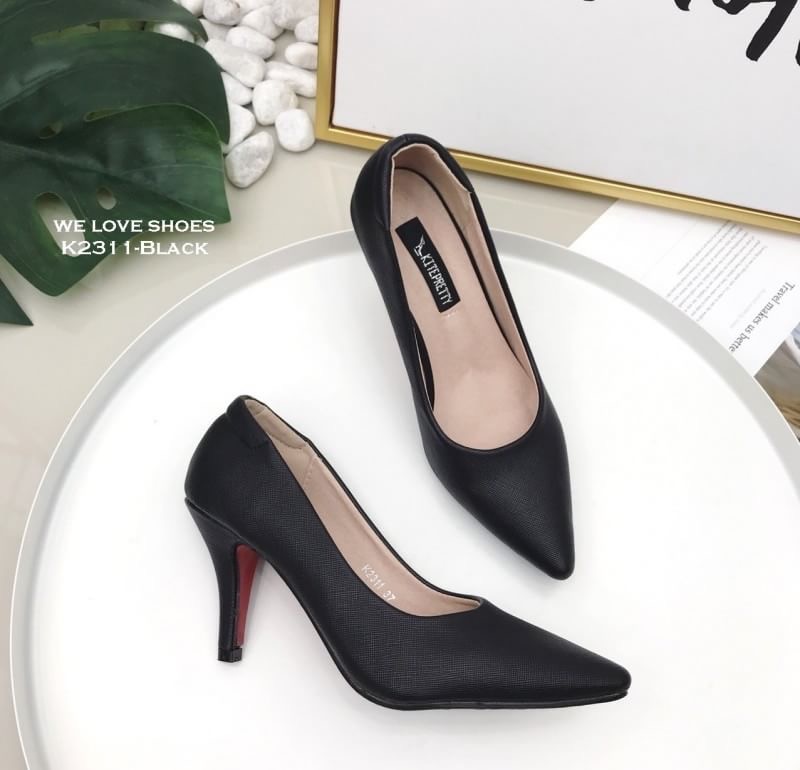 พร้อมส่ง รีพีทอีกแล้วขายดีมากค่ะ รองเท้าคัชชู หัวเเหลมหนังนิ่ม งาน PRADA Style สูง 3 นิ้ว ทรงสวย แพทเทรินเป๊ะใส่สบายสุดๆ สวมใส่สบายไม่กัดเท้า เดินไม่เมื่อย ของจริงงานสวยมาก รีบๆสอยไปสวยนะจร้าาา