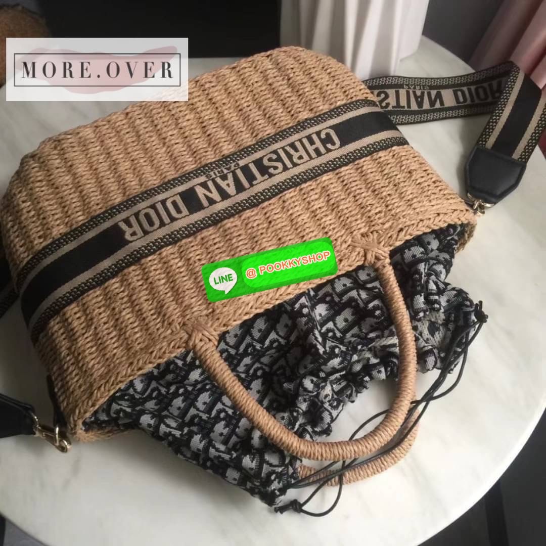 ทรงนี้จุของได้เยอะค่ะ ดาราเซเลปใช้กันเยอะเลยจ้า สาวๆ ต้องมีนะจ๊ะใบนี้น่ารักมากค่ะ แมทกับเสื้อผ้าได้ง่าย ดูเรียบหรูค่ะ กระโปรงสาน Chistian Dior แต่งลายชื่อแบรนด์ มีสายยาวครอสบอดี้ได้ค่ะ หรือจะถือก็น่ารักมากค่ะ ลุคคุณหนูมากค่ะ งานคุณภาพการันตี