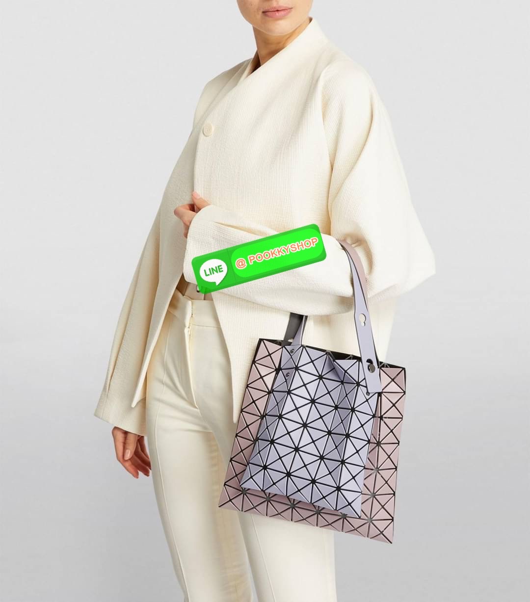 Baobao Issey Miyake Prism Kangaroo tote bag กระเป๋าถือทรงโท้ทที่ประดิษฐ์ขึ้นอย่างเชี่ยวชาญในญี่ปุ่น มาพร้อมแผงเรขาคณิตสำหรับการออกแบบที่ได้รับแรงบันดาลใจจากกระดาษพับ ซิลลูเอทอันเป็นเอกลักษณ์นี้ปิดท้ายด้วยสายรัดแบบอสมมาตร มีการพัฒนาโครงสร้างทรงสามเหลี่ยมเพ