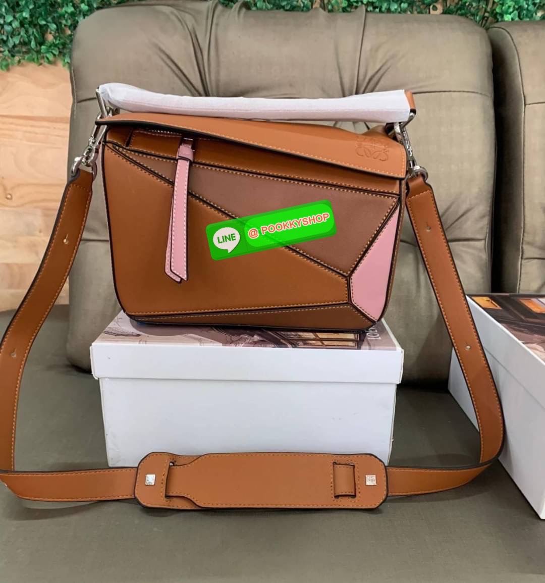 NEW IN! LOEWE CROSSBODY BAG VIP GIFT WITH PURCHASE (GWP) กระเป๋าถือหรือสะพาย Limited Edition จาก LOEWE PERFUME DUTYFREE COUNTER วัสดุ Leather Calfski หนังแท้ (หนังวัว) งานสวยตั้งอยู่ทรง สีสันสดใสทูโน ขนาดกำลังดี น้ำหนักเบา อะไหล่เงิน