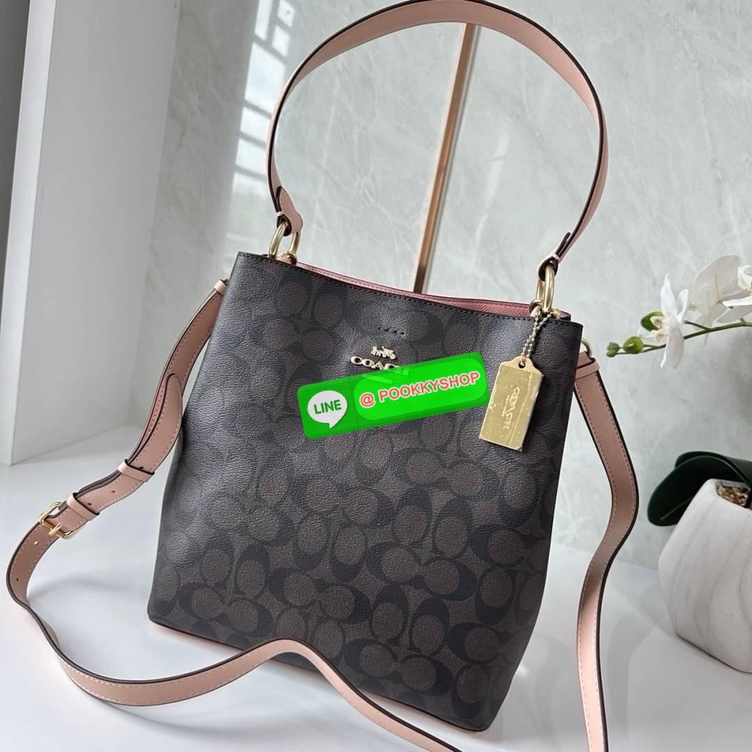COACH TOWN BUCKET BAG IN SIGNATURE CANVAS (COACH 91512) 🔖 กระเป๋าสะพาย/ถือบัคเกต รุ่นคลาสสิคตลอดกาลไม่เอ้าท์ 🔖วัสดุ: แคนวาส ตัดหนังแท้ 🔖เปิด-ปิด กระเป๋าด้วยกระดุมแม่เหล็ก ภายในช่องโล่ง มีช่องซิปแบ่งตรงกลาง แยกเก็บของได้อย่างเป็นสัด