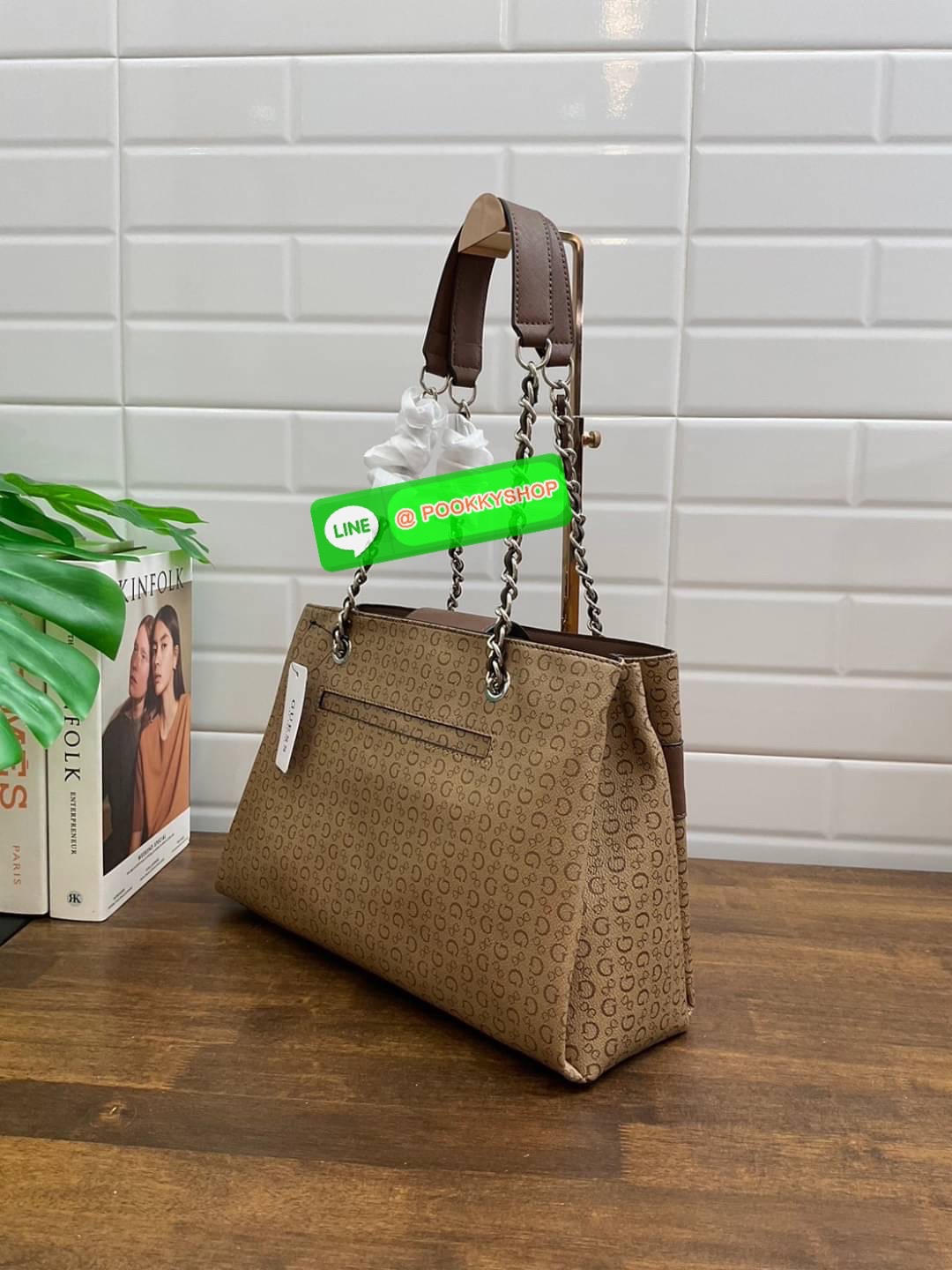 GUESS กระเป๋าสะพายผู้หญิง รุ่น SV859606 VIOLET SATCHEL กระเป๋าถือหรือสะพายสินค้านำเข้าจาก GUESS FACTORY รุ่นยอดนิยม ลายโลโก้ รอบใบ หนัง faux-saffiano หนังคุณภาพดี ตั้งอยู่ทรง สายโซ่ทองต่อหนังสะพายไม่เจ็บไหล่ โลโก้แบรนด์ สวยโดดเด่นที่กระเป๋าด้านหน้า เปิดปิ