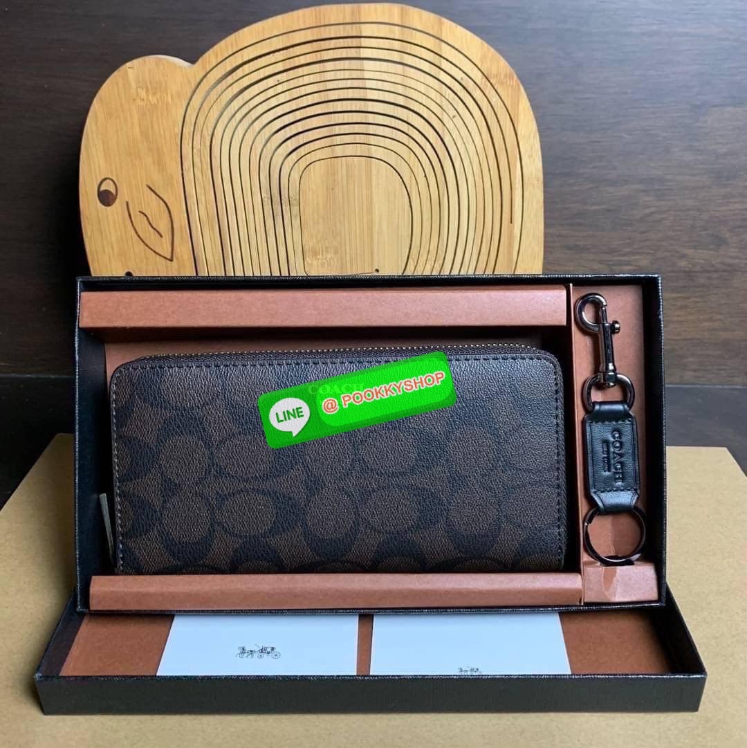 COACH ACCORDION ZIP WALLET IN SIGNATURE CANVAS กระเป๋าสตางค์ใบยาว ซิปรอบ ใช้งานง่าย ด้วยฟังค์ชั้น ด้านใน ใส่บัตรได้จุใจ มีช่องซิปใส่เหรียญตรงกลาง โดนใจหลายๆคนไปเรียบร้อยและคลาสสิค เรียบหรูดูแพงตลอดกาล ยกให้รุ่นนี้เลย